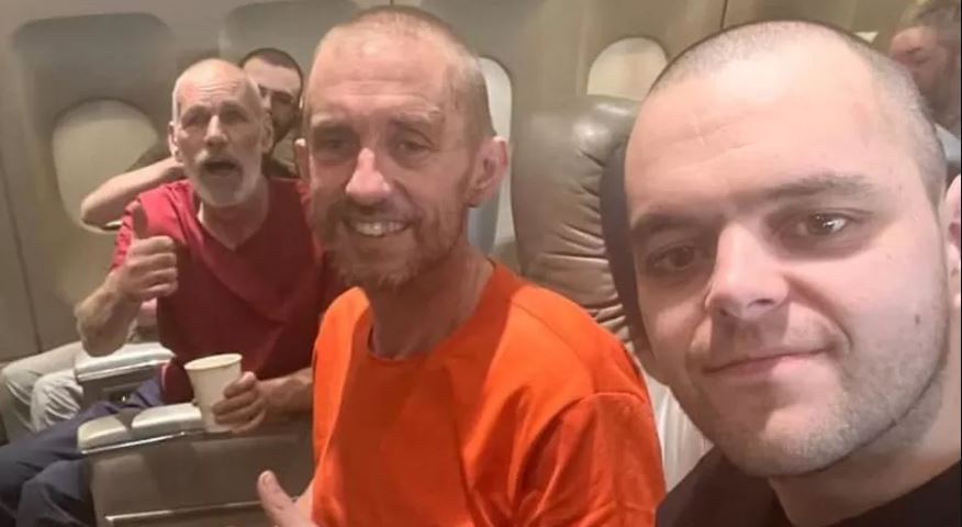 John Harding, Shaun Pinner dhe Aiden Aslin (foto nga e majta në të djathtë) ishin ndër pesë të burgosurit e luftës të liruar.