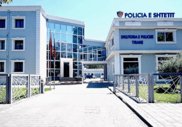 Disa protestues thyen xhamat e Komisariatit Nr.3/ Arrestohet njëri prej tyre, 7 nën hetim, 4 të tjerë në kërkim
