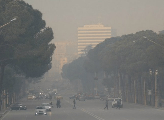 Stuhia e rërës mbulon qiellin në Tiranë, masat që duhen marrë