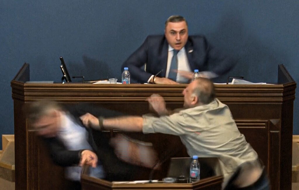 Plas grushti në parlamentin gjeorgjian, deputeti godet kolegun në foltore (Video)
