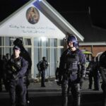 “Nxirreni jashtë” – Trazira në Australi pas goditjes me thikë të priftit, njerëzit rrethojnë kishën (Video)