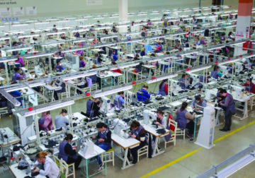 Eksportet, largimi i kompanive tkurr fasonin; industria automotive e vetmja me rritje