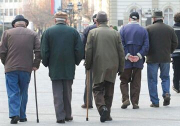 Në 10 vite shqiptarët u plakën gati 5 herë më shpejt se Europa