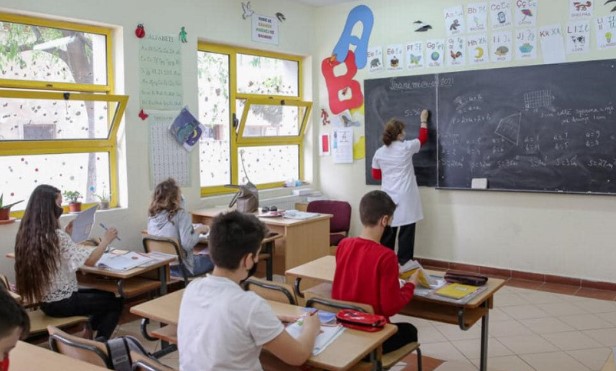 Pas administratës dhe mjekëve  propozohet rritje pagash 2 5  edhe për 36 3 mijë mësues dhe edukatorë