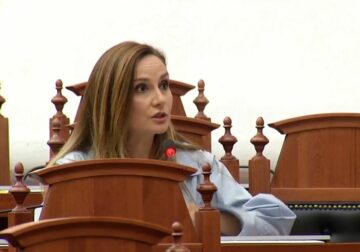 Tabaku: Ekonomia po kthehet në ‘gjueti shtrigash’ ndaj punës, modeli aktual po godet klasën e mesme