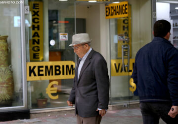 Euro thellon rënien dhe zbret për herë të parë poshtë 96 lekëve