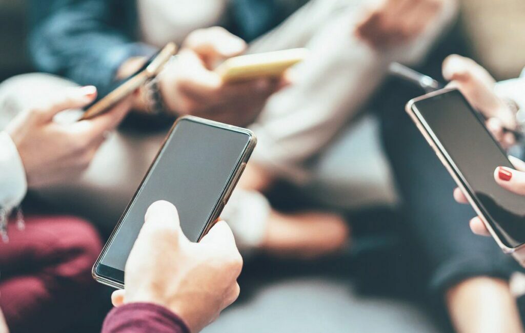 Kili miraton ligjin që ndalon përdorimin e telefonave në shkolla nga viti 2026