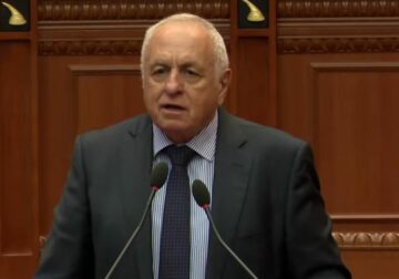 Shehu akuzon presidentin Begaj për miratimin “në heshtje” të ligjit mbi identitetin gjinor