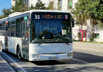 Shqipëria, me më shumë autobusë për frymë se BE-ja, por me flotë të vjetruar