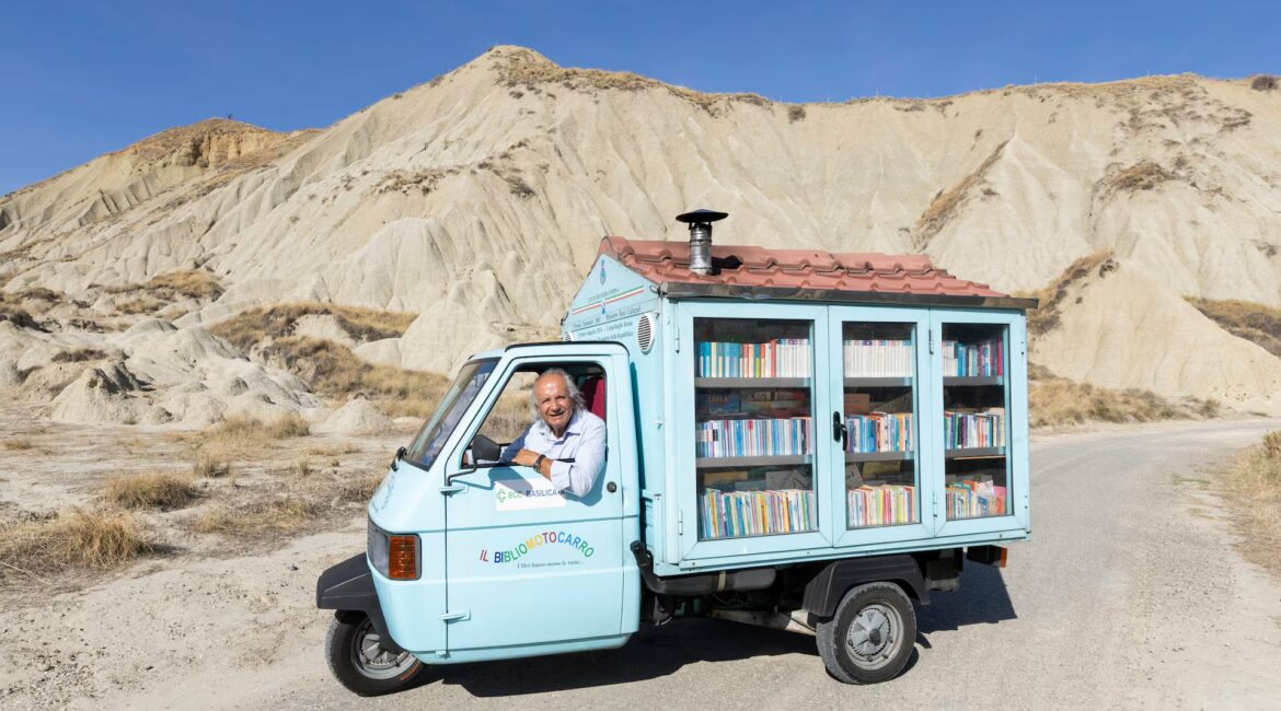 Sakrifica e jashtëzakonshme e mësuesit italian në pension, qindra kilometra në ditë për t’u çuar libra fëmijëve