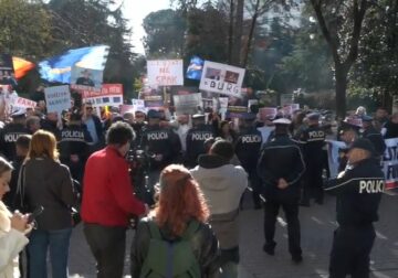 “Burg, burg. Duam drejtësi” – Protestuesit e Mundësisë para Kuvendit për Ballukun