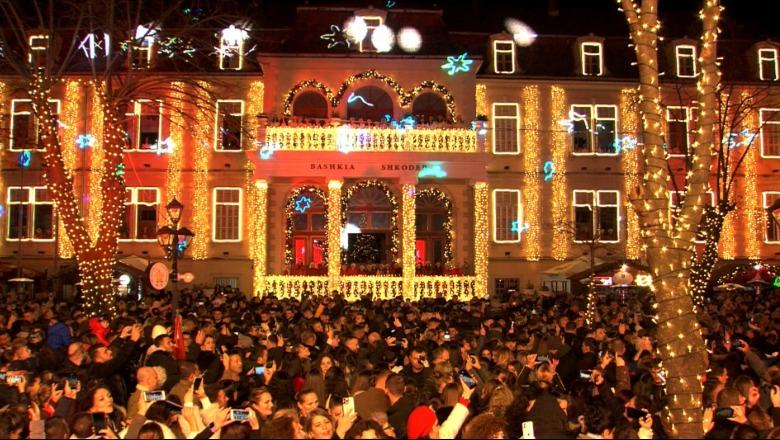 Dritat festive ndezin vendin, magjia e Krishtlindjeve ndriçon qytetet e Shqipërisë