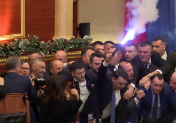 Seanca e fundit për 2025/ Kuvendi si arenë boksi, zjarr jashtë, flakadanë brenda