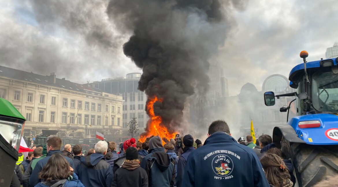 Gaz lotsjellës, fishekzjarre e patate godinës së KE-së, fermerët “luftë” me policinë në Bruksel (Video)