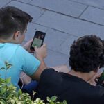 Franca do ndalojë rrjetet sociale për fëmijët nën 15 vjeçët dhe telefonat në gjimnaze