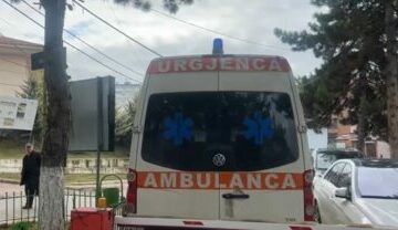 Aksident gjatë natës në Melan, plagoset një grua