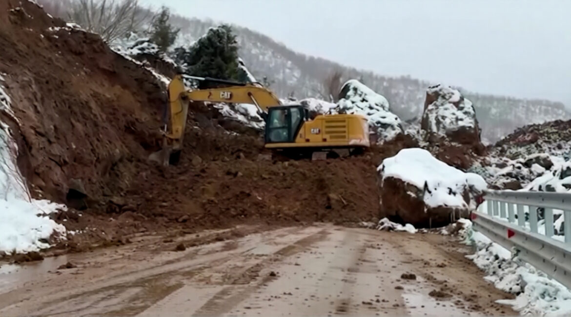 Borë e akull në rrugë, rrëshqitje dherash, mijëra hektarë tokë, banesa e biznese nën ujë