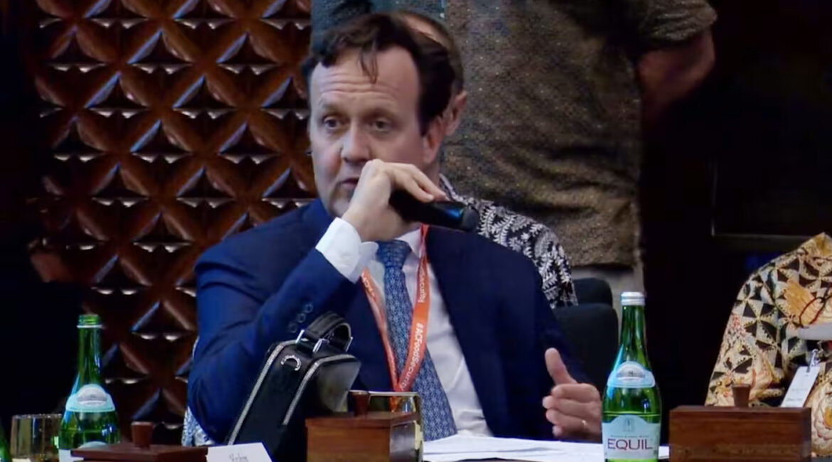 Tregtari i sanksionuar i naftës padit “mashtruesin e pacipë” për lidhjen e supozuar me CIA-n