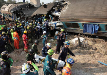 Vinçi bie mbi tren, 32 viktima në Tajlandë (Video)