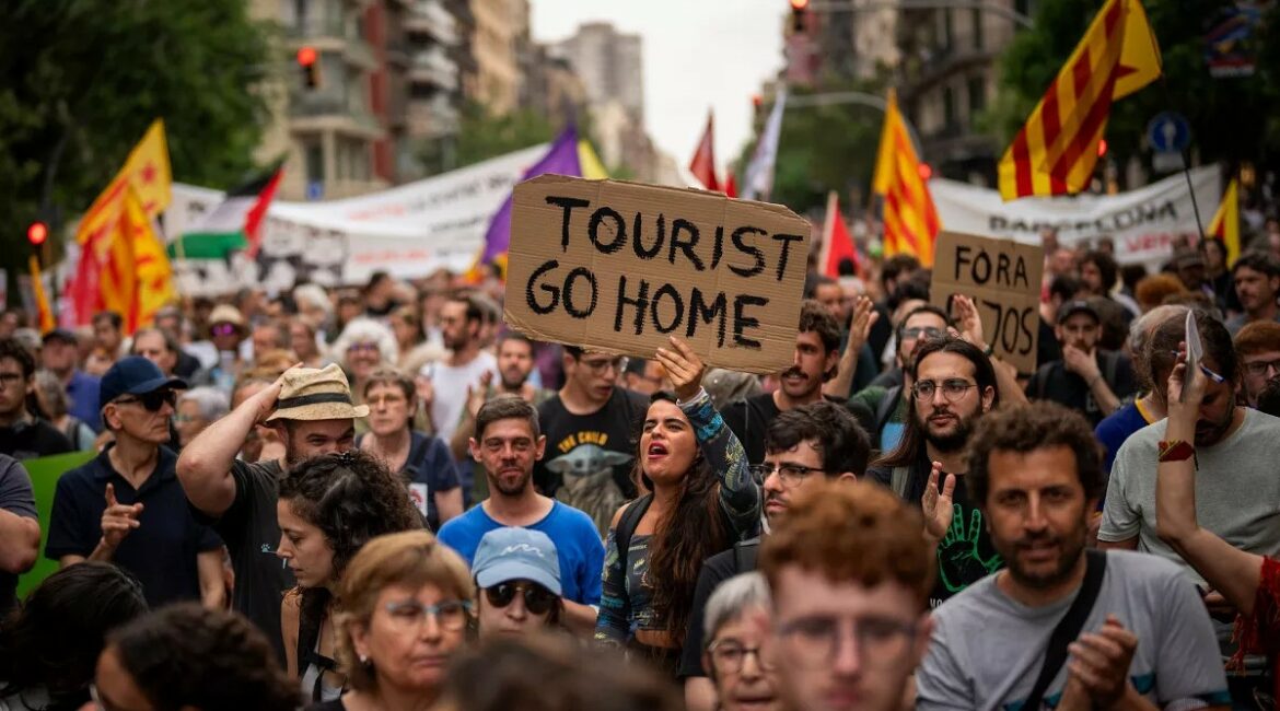 Barcelona dyfishon taksën e turizmit për të financuar strehimin