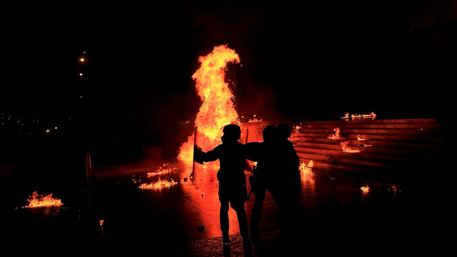 Molotov, gaz lostjellës, efektivë e qytetarë të lënduar – Çfarë ndodhi gjatë protestës së opozitës (Foto/Video)