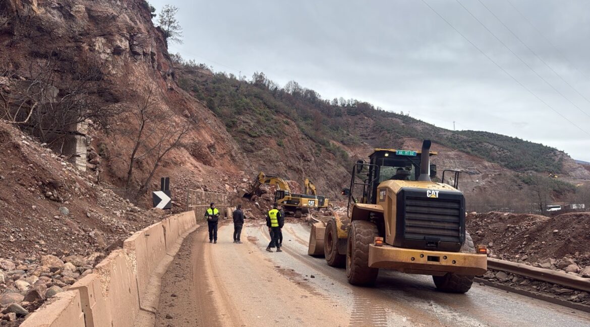 Bllokim total i aksit Librazhd–Përrenjas/ Qindra qytetarë të bllokuar, askush nuk mban përgjegjësi