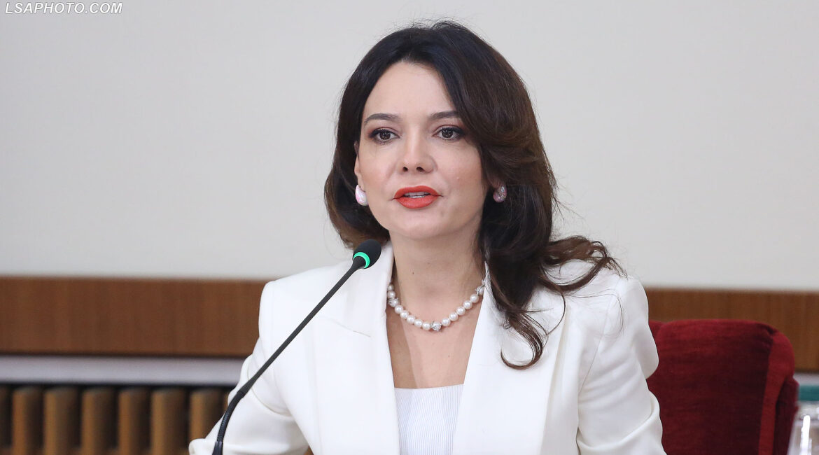 Spiropali dorëzon mocionin për hapjen e Partisë Socialiste