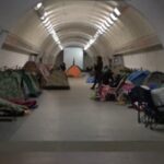 Rusia rifillon sulmet ajrore ndaj Ukrainës, banorët gjejnë strehë në metrotë e qytetit