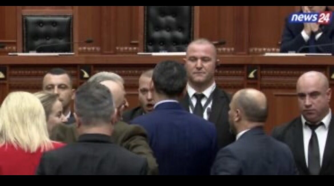 Tensione në Kuvend/ Debate për Ballukun dhe protestën, ndërhyn Garda