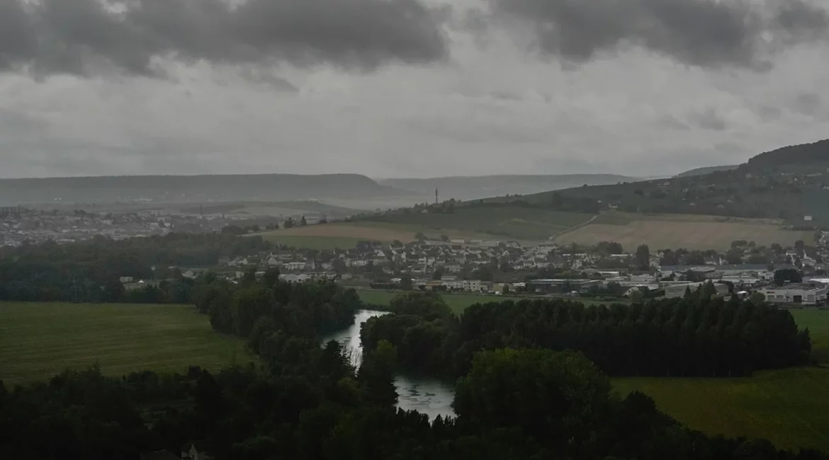 Stuhi e fortë në Francë/ Një shofer kamioni humb jetën, mbi 850,000 shtëpi pa energji elektrike