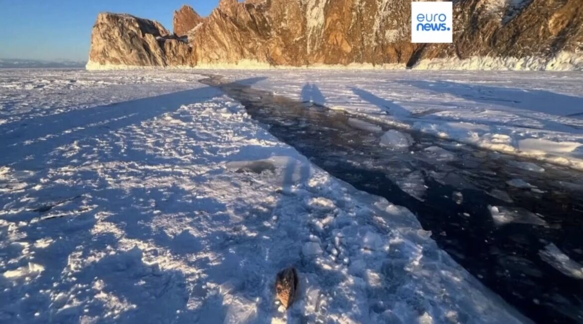 7 turistë kinezë humbin jetën pasi makina ra në liqenin e ngrirë Baikal