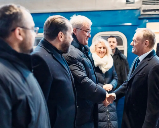 Presidenti i Polonisë në Kiev, Tusk: Ukraina nuk mund të lihet e vetme