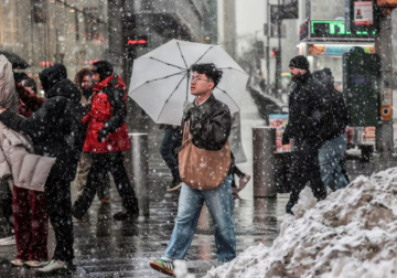 Stuhia e fuqishme dimërore mbyll shkollat ​​dhe pengon udhëtimin në verilindje të SHBA-së