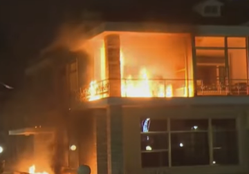 Ish-vila e Enver Hoxhës në flakë, protestuesit e PD hedhin sasi molotovësh dhe fishekëzjarrësh