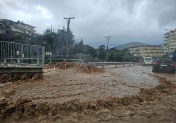 Reshjet e dendura përmbytin Himarën, del nga shtrati përroi në qendër të qytetit