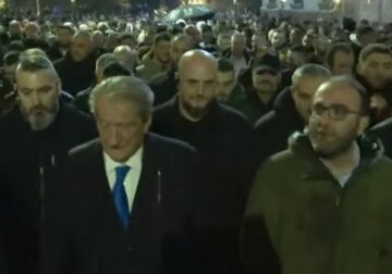 Bardhi: Hedhja e gazit lotsjellës brenda xhamisë së Namazgjasë ndërsa besimtarët faleshin, akt i papranueshëm