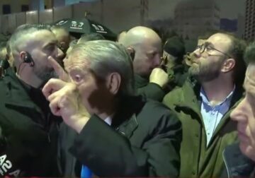 Berisha e protestuesit zhvendosen drejt parlamentit