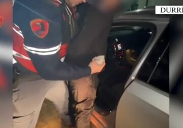 Sekuestrohen kallashnikov, pistoletë dhe drogë, 5 të arrestuar në Durrës