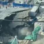 Hapet befas gopa e thellë në rrugë, përpin makinat si lodra (Video)