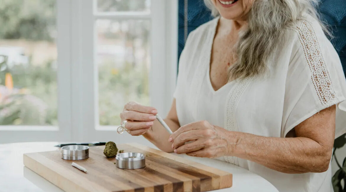 Studimi i ri pretendon se pirja e kanabisit ka efekte pozitive për trurin