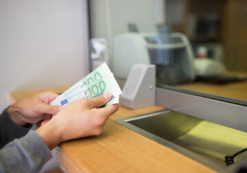 Kursi Euro – Lek arrin minimum të ri historik në 96.41 lekë