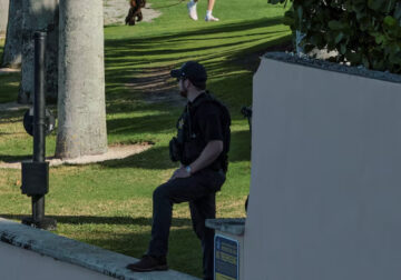 Agjentët e shërbimit sekret eliminojnë një burrë të armatosur në pronën e Trumpit