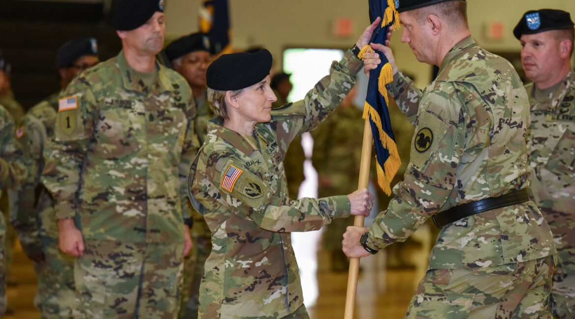 Koloneli amerikan në pension burgoset pasi i tregoi sekretet një gruaje që njohu online