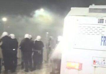 Tensione para Kuvendit, molotov ndaj policisë, efektivët përgjigjen me ujë e gaz lotsjellës