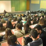 Profesori e la në klasë se bëri detyrën me AI, nëna e studentit ia beh në zyrën e tij