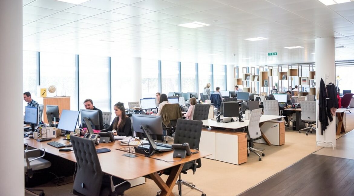 Teknologjia ul numrin e të punësuarve në zyra, turizmi dhe ndërtimi me rritje