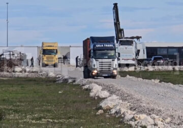 Zhvendosen kontejnerët me mbetje të dyshuara toksike nga Porto Romano drejt Vrinës