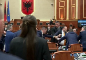 ‘Bllokuan foltoren dhe përdorën gjuhë të papërshtatshme’- PS kërkon përjashtimin e Bardhit dhe Klevis Balliut nga Kuvendi