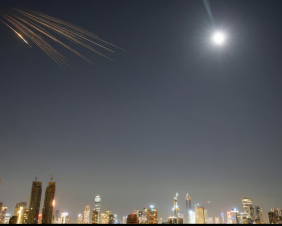 Irani përdor raketa me koka shpërthyese të tipit “cluster” mbi Izrael – Video