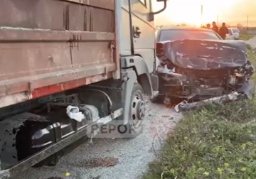 Audi përplaset me kamionçinën në Fier, tre persona dërgohen në spital